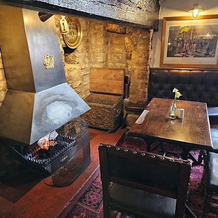The Ship Inn Оундъл Екстериор снимка