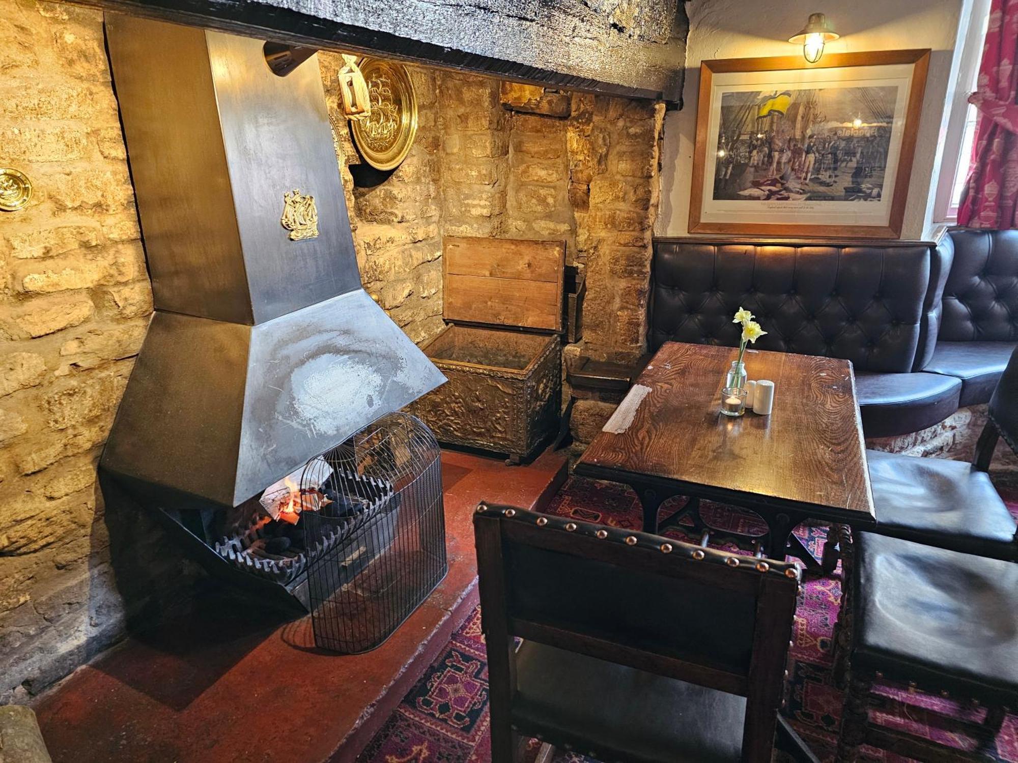 The Ship Inn Оундъл Екстериор снимка