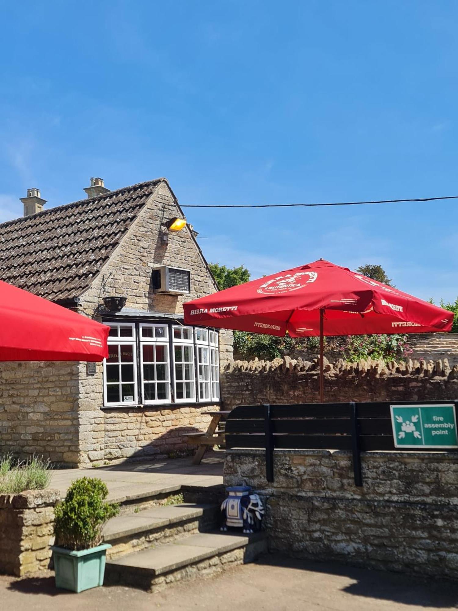The Ship Inn Оундъл Екстериор снимка